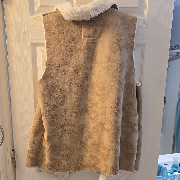 American Rag Cream Shearling Vest - Picture 4 of 6